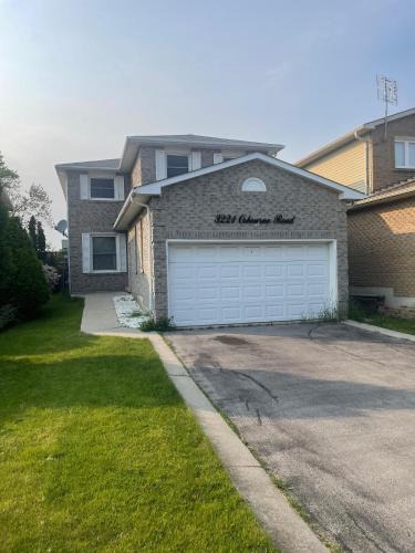 Erin Mills House | Perfect Friends & Family Getaway - Spacious 3BR with Backyard