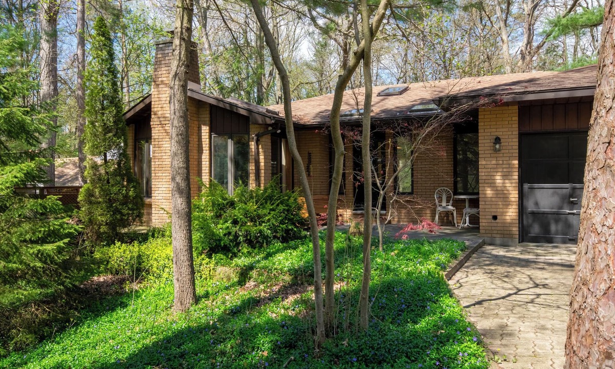 Grand Bend Cottage | Periwinkle Place- Close to the Beach in Southcott Pines!