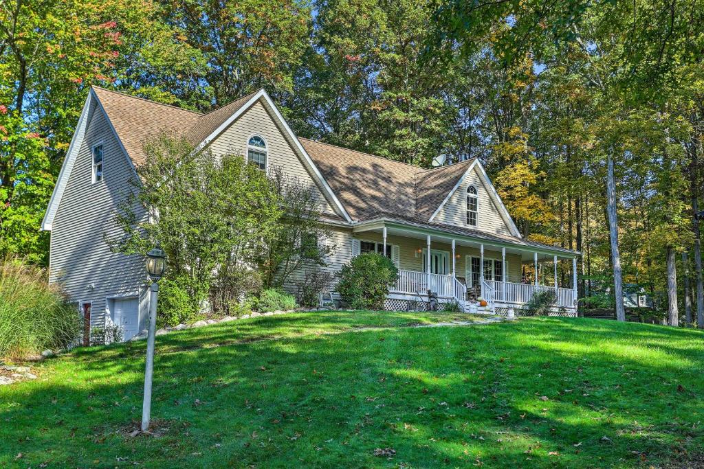 Pine Bush House | Pet-Friendly Grand Pine Bush Retreat on 2 Acres!