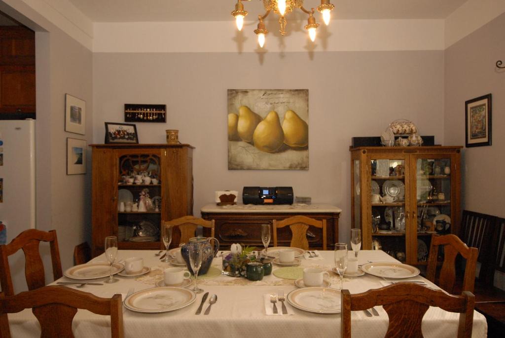 Stettler Bed & Breakfast | Phoenix House B&B