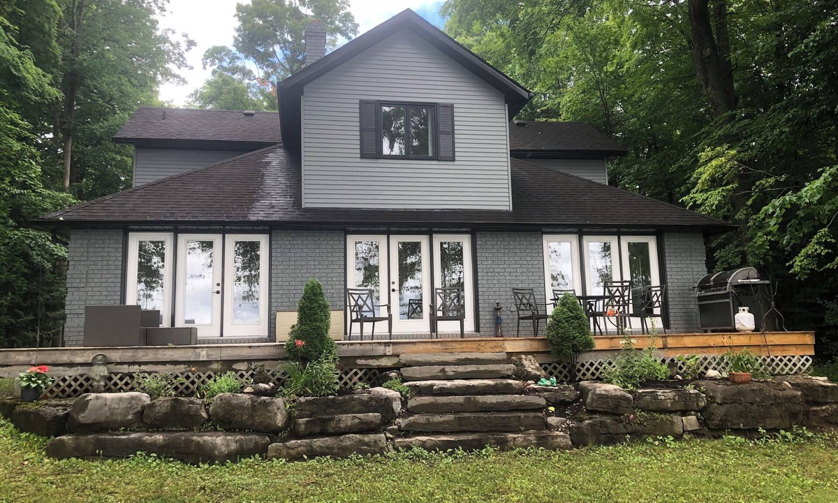 Bobcaygeon Cottage | Pigeon Lake Luxury close to town of Bobcaygeon