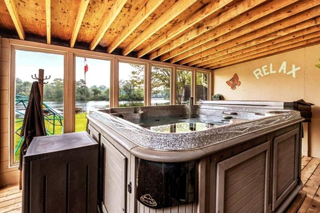 Norland House | Pines Bay Waterfront cottage with Hot tub!