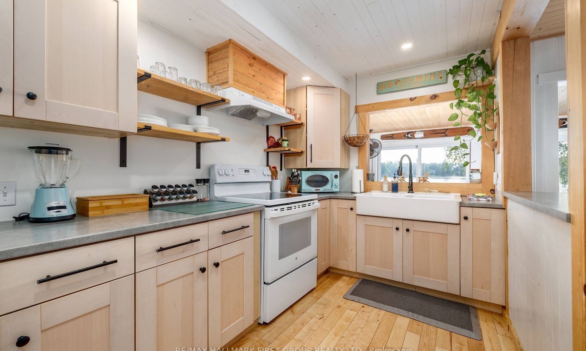 Youngs Point Cottage | Pineview Cottage Escape - Year Round w/Hot Tub & Pet Friendly!