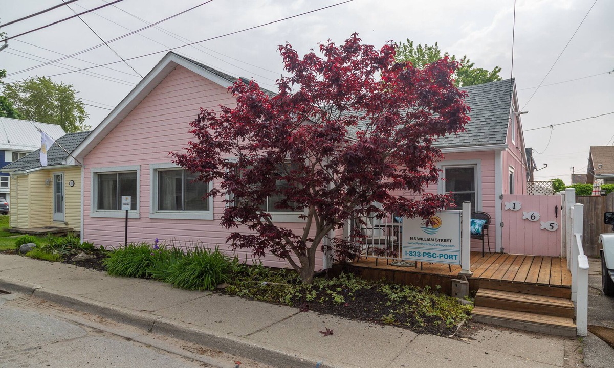 Port Stanley Cottage | Pink on William - within a minute walk to the Beach!