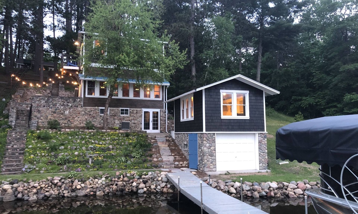 Pequot Lakes Cabin | PONTOON BOAT INCLUDED early May thru early October. Quaint cabin on Sibley Lake.