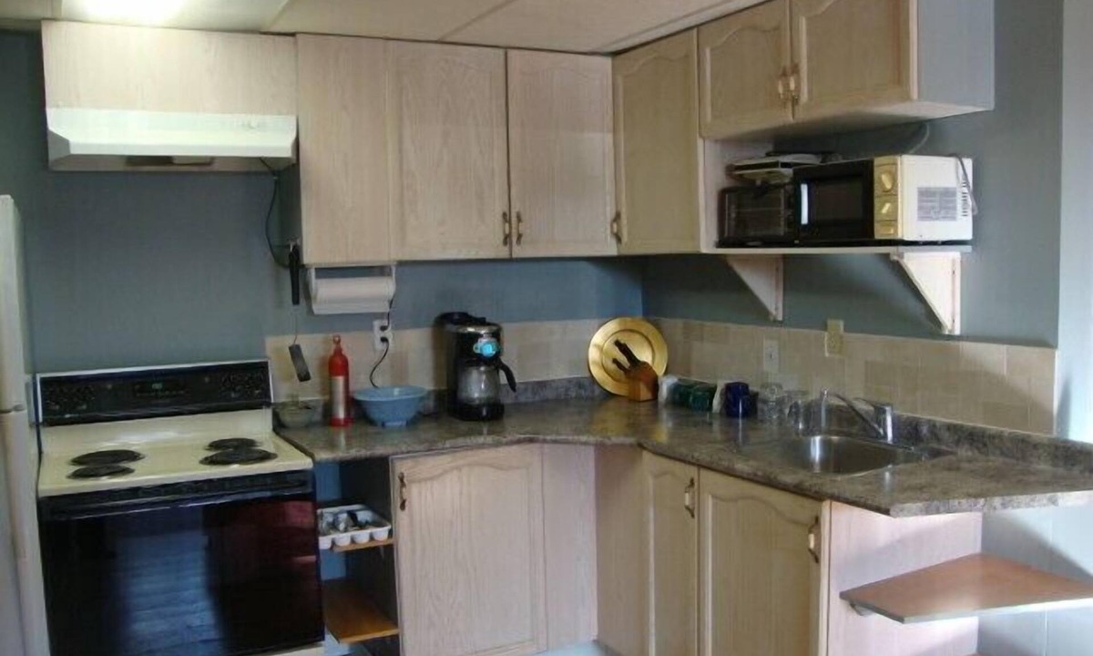Port Hope House | Port Hope Six Bedroom Furnished Home - Ontario, Canada