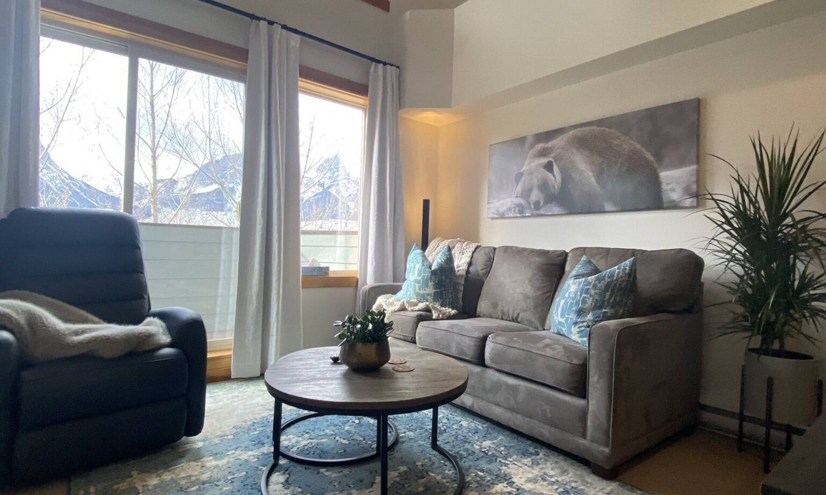 Canmore Condo | Premium MTViews! Alpine Loft Penthouse/Walkable Location/Parking/3 Hot Tubs/Pool