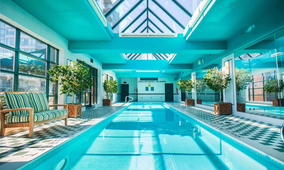 Midtown Toronto Hotel | Prime Location: Upscale Haven in Yorkville District, Close to Attractions
