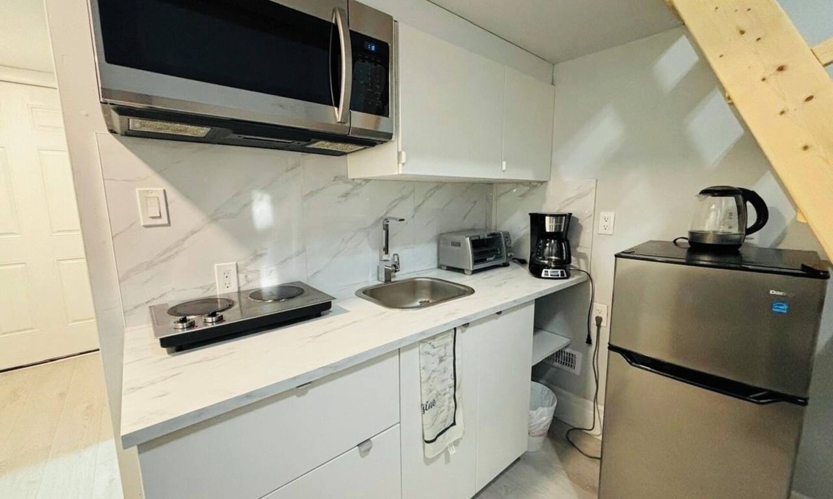 Richview Apartment | Private and Cozy Loft Close to the Airport in Etobicoke