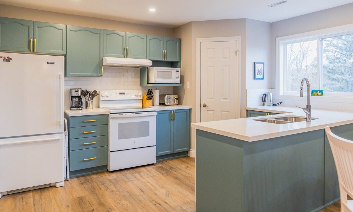 Barrie Apartment | Private and spacious 1 bedroom suite with hot tub