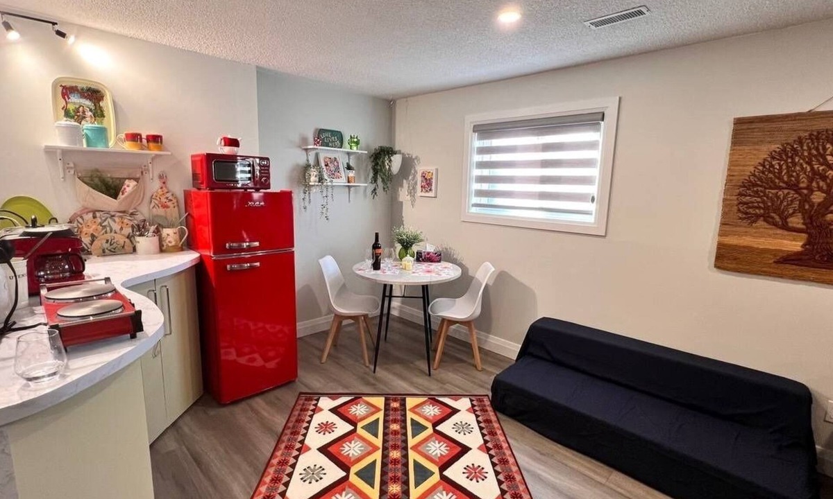 LaSalle Apartment | Private Bachelor Unit close to St. Clair College walking distance