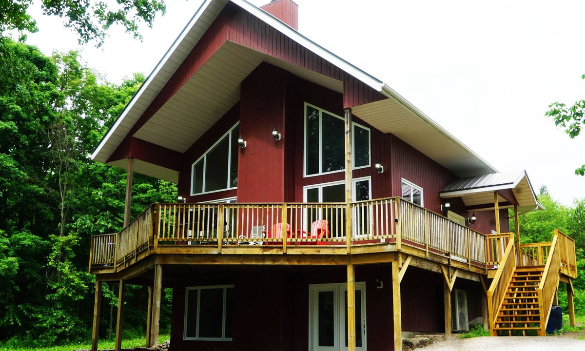 Asphodel-Norwood Ski Chalet | Private Chalet Retreat. Close to amenities. Very Roomy & Pet-Friendly!