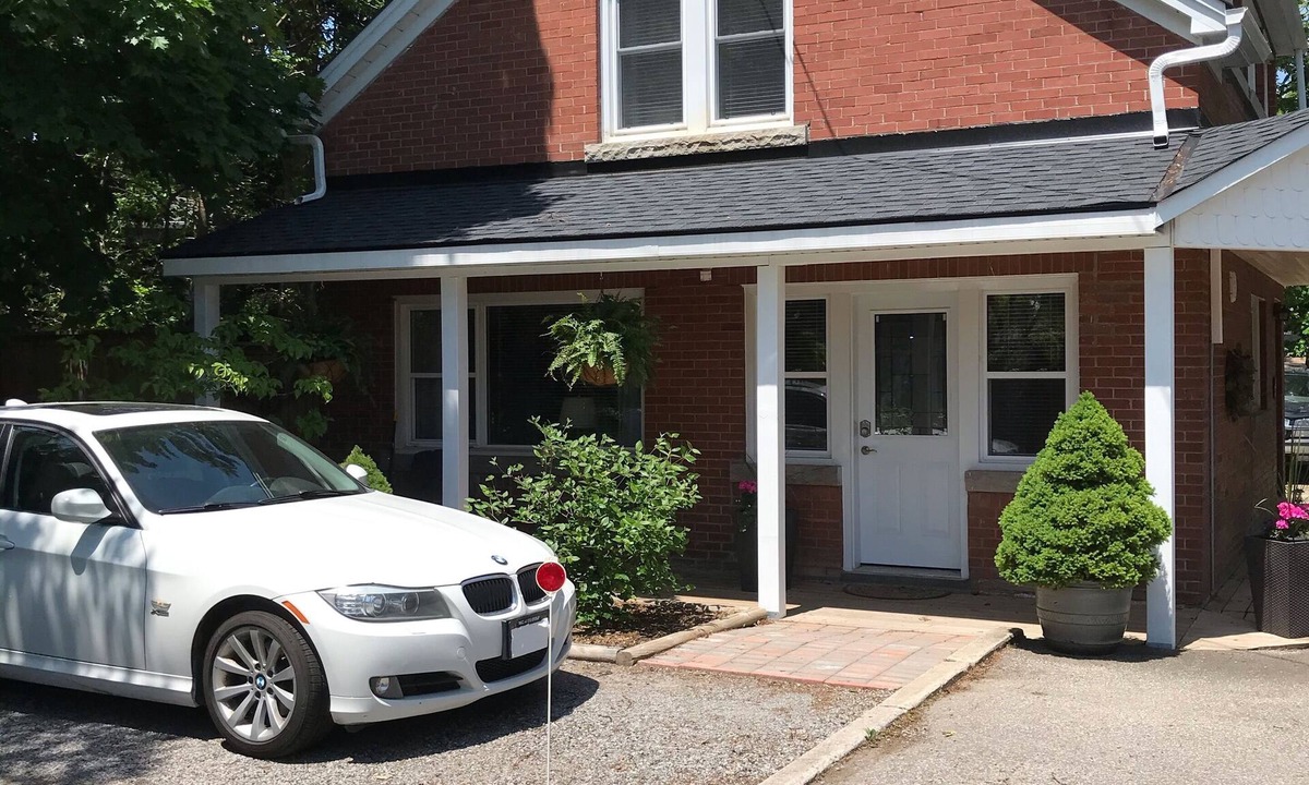 Port Weller West Villa | Private Coachhouse + Hot Tub in the heart of Niagara