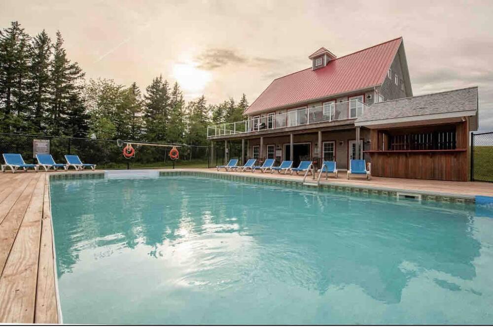Stanley Bridge Villa | Private, Executive Condo with Hot Tub
