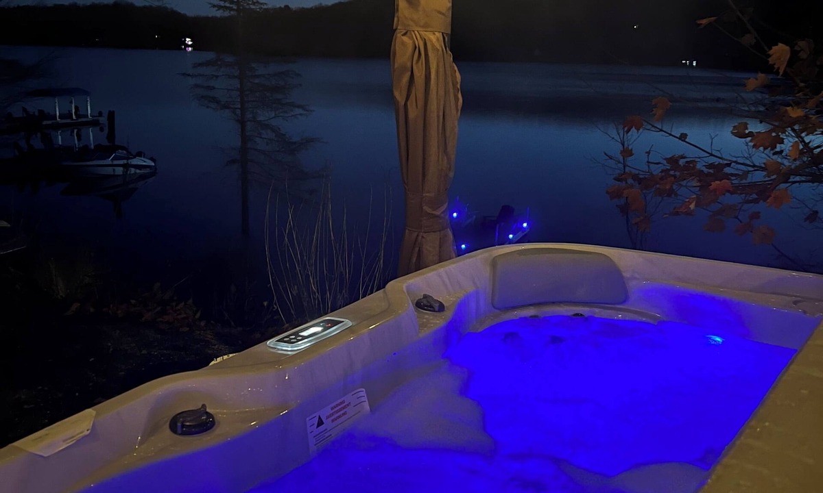 Perry House | Private Four-Season Lakefront Cottage *Hot Tub*