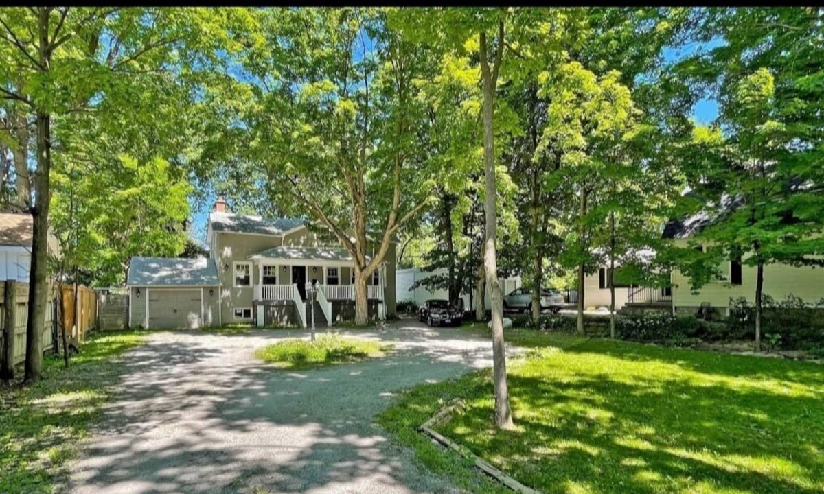 Thornhill House | Private heritage home close to trails, parks and recreation