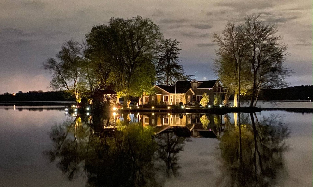 Puslinch Cottage | Private Island on Puslinch Lake