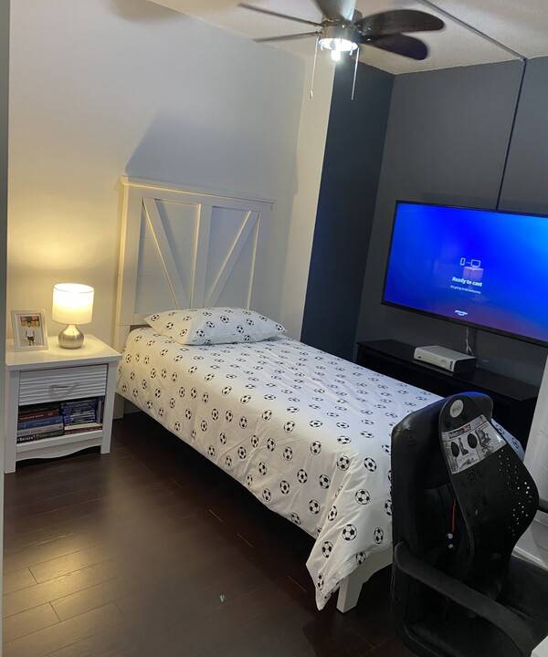 Flemingdon Park Resort | Private room ∙ 1 guest