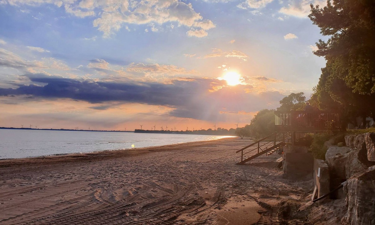 Wainfleet Cottage | Private sand beach. Lakeview. Spacious LongBeachCottages.com – Cottage #7