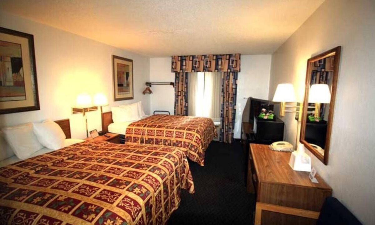 Roseville Hotel | Queen Room With Two Queen Beds Non-Smoking