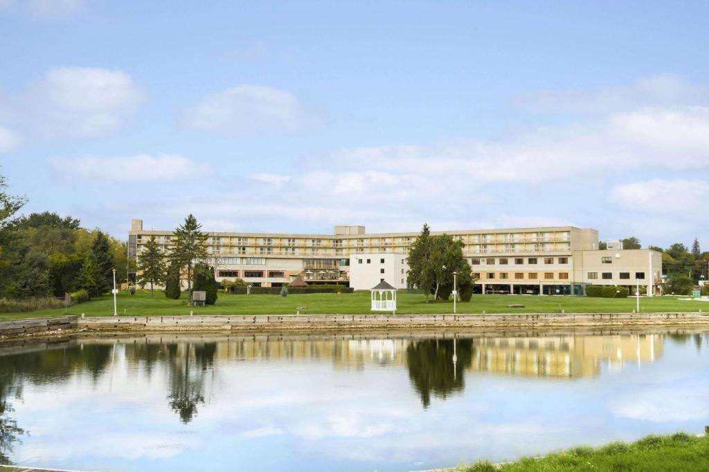 Belleville Hotel | Ramada by Wyndham Belleville Harbourview Conference Center