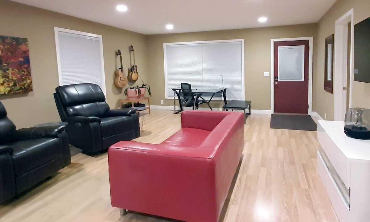 Rochester House | Recliners. Single Level Living. Walk in shower.