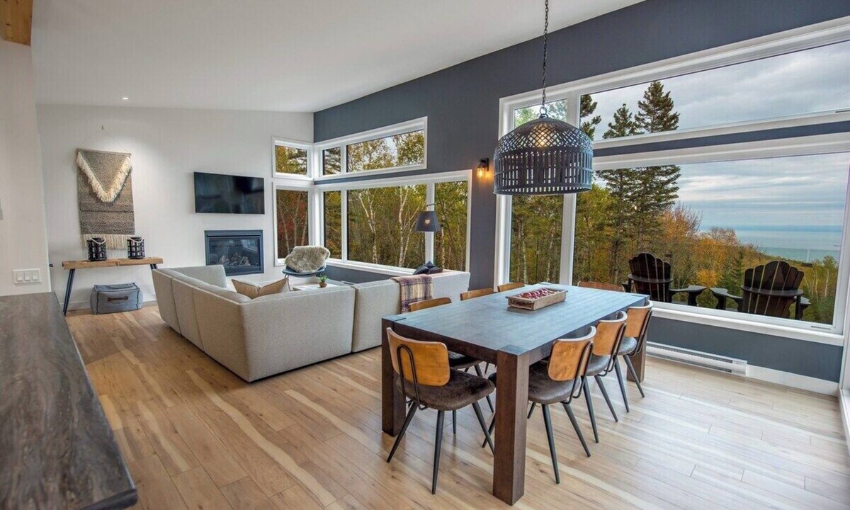 Les Eboulements Ski Chalet | Refuge 2: Hot Tub, River Views & Pet Friendly