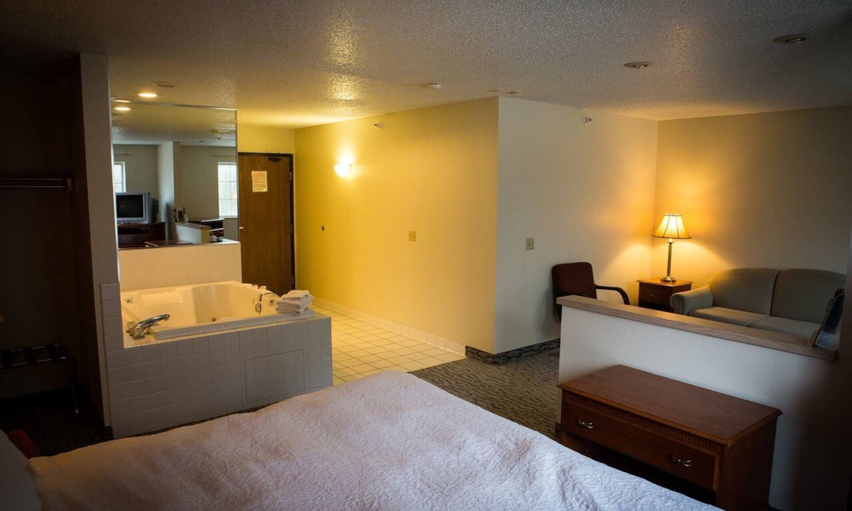 Anoka Hotel | Regency Inn and Suites, Anoka