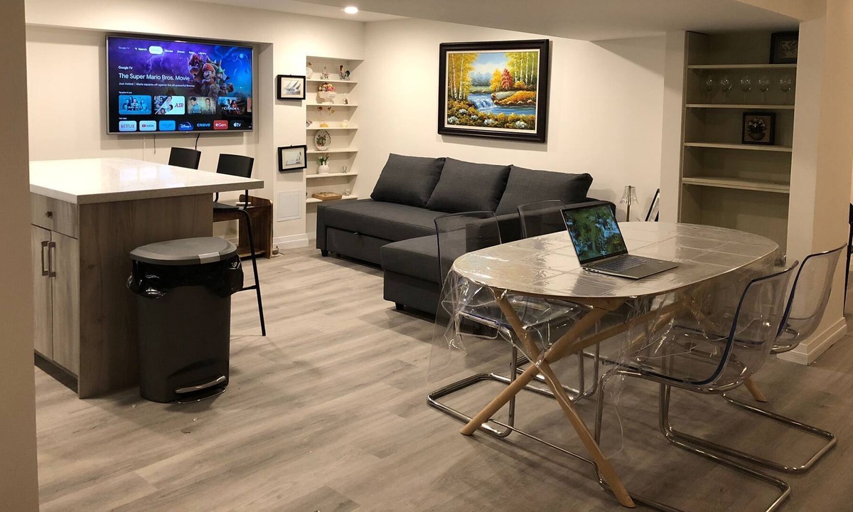 Belleville House | Relaxing family suite 10 min walk from the Lakeshore and pet friendly!