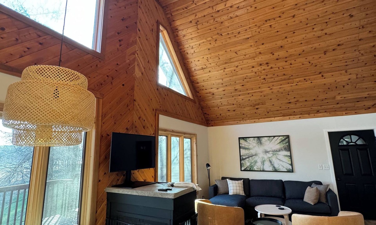 Remer House | Relaxing Lakefront Gem: Cozy Cabin, Hot Tub & Private Natural Shoreline