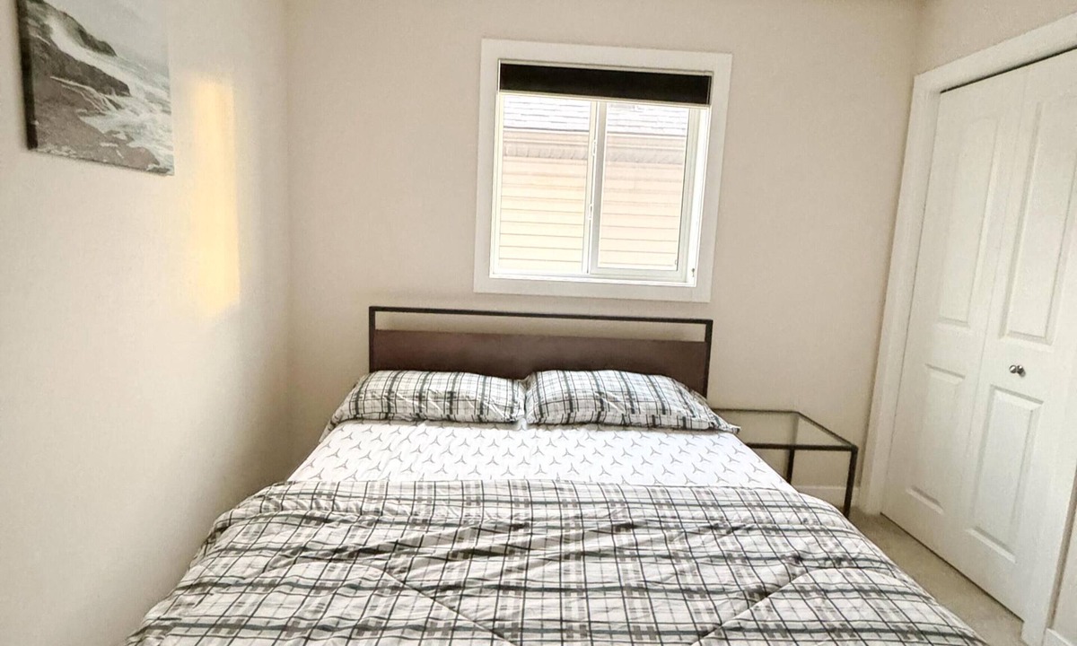 Calgary House | Relaxing room, share bathroom