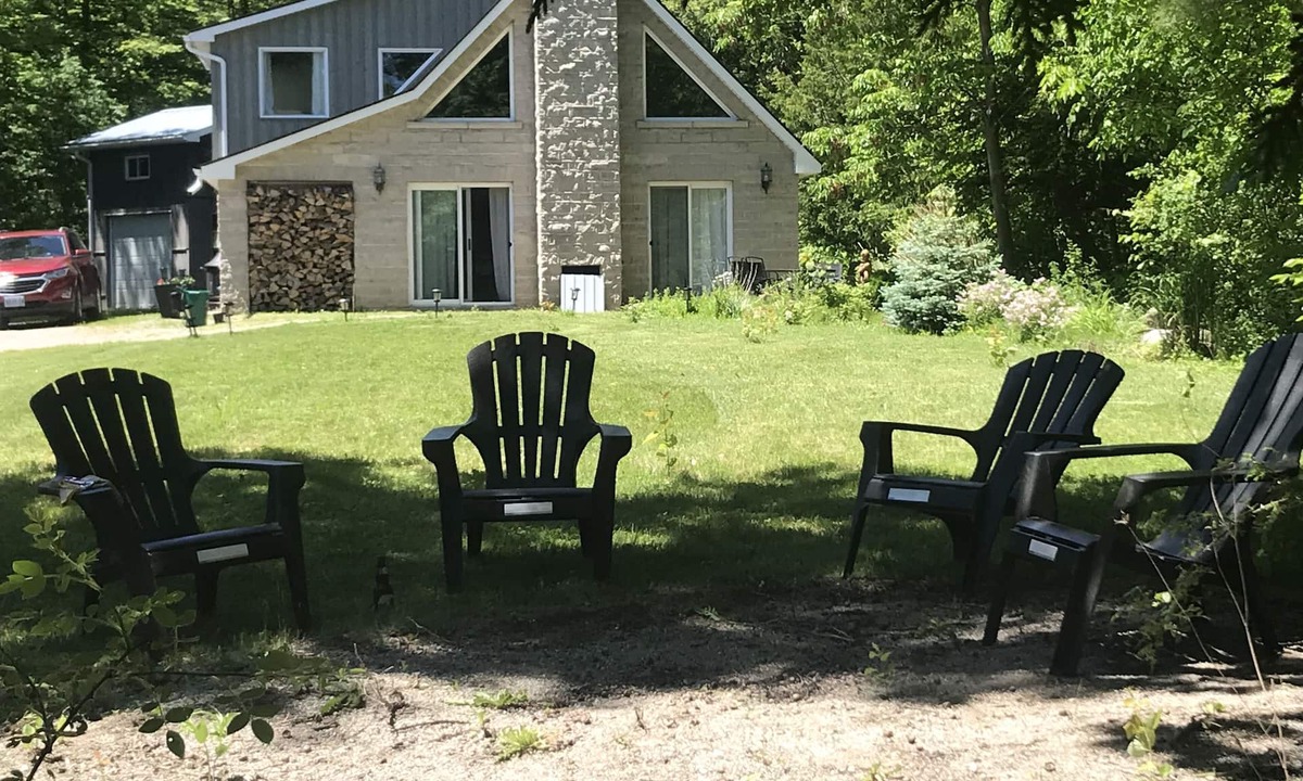 Meaford Cottage | Remodeled cozy cottage, super close to lake (Dog-Friendly!)