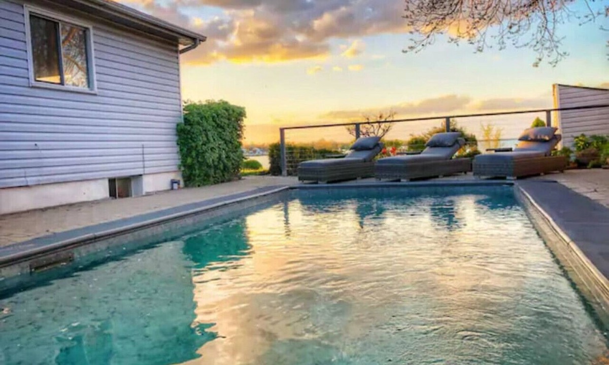 Port Weller House | Renovated Lakeside Niagara Home w/hot tub/fire pit