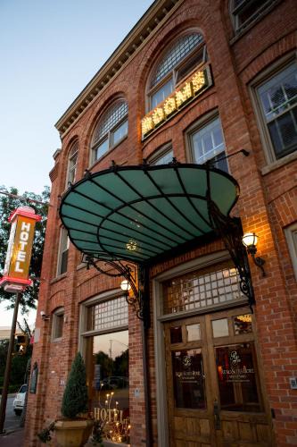 Chatham-Kent Hotel | Retro Suites Hotel
