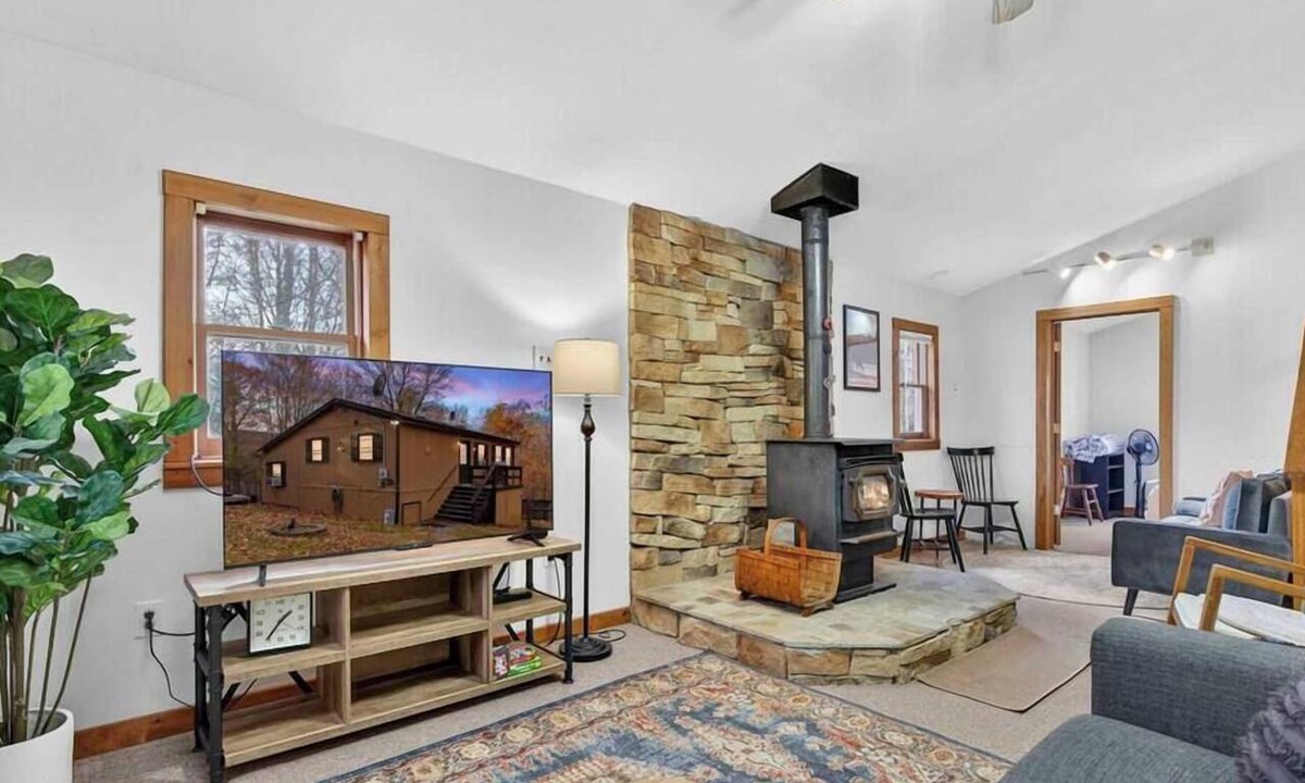 Berkeley Springs Cabin | River Access Cabin with Hot Tub, Fire Pit & WiFi!