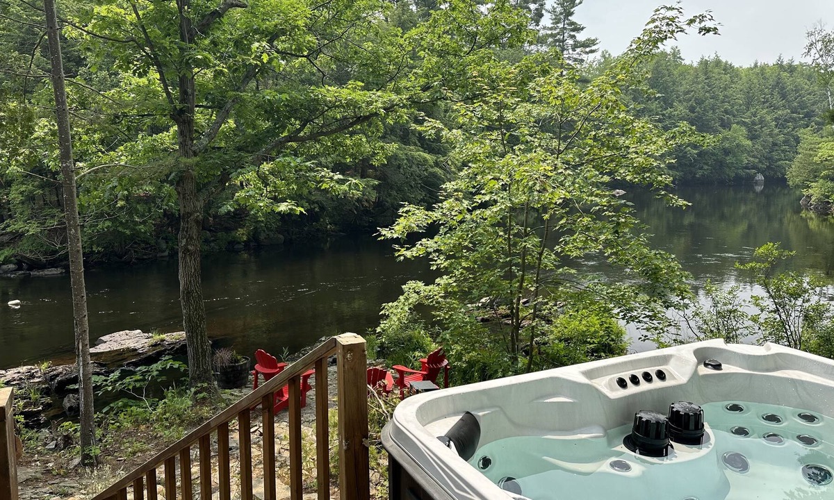 Havelock-Belmont-Methuen Cottage | Riverside Cozy Cabin in the Woods w/ hot tub
