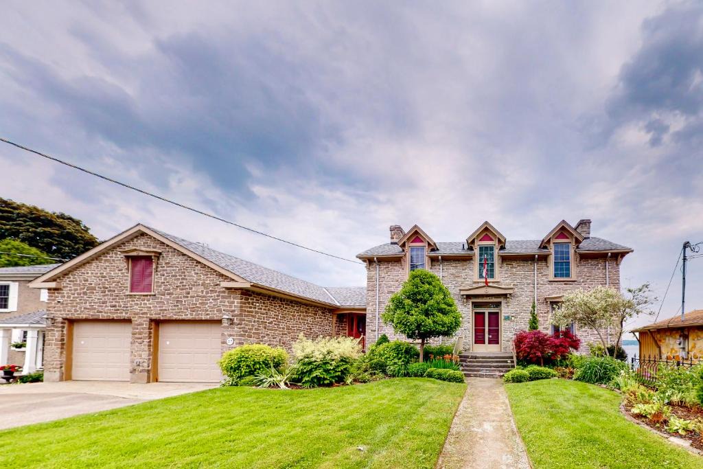 Brockville House | Riverside Retreat