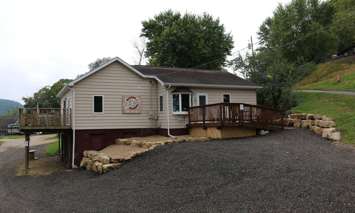 Brownsville House | Riverview Getaways (only 13 miles to La Crosse WI or Iowa border)