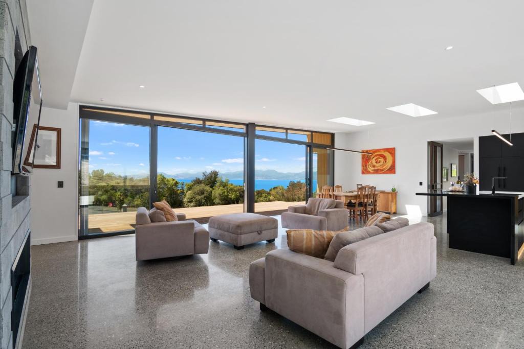 Ruby Bay House | Ruby View - Nelson Holiday Home