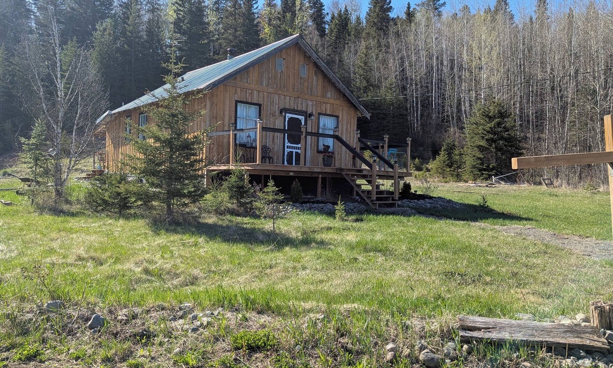 Kaministiquia Cabin | Rustic 2 Bed 1 Bath Cottage in Kaministiquia w Breathtaking Views of the Valley