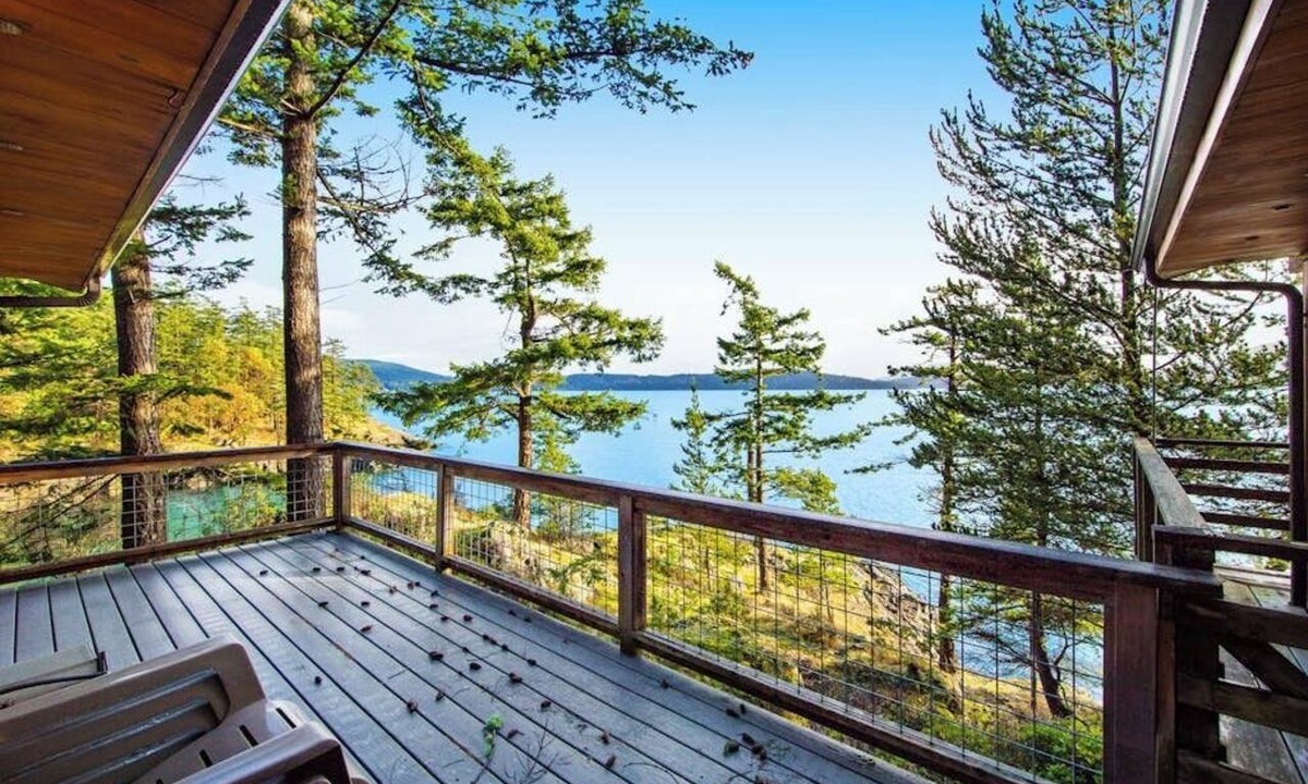 Eastsound House | Rustic Waterfront Cabin in Eastsound with Private Beach Access and Ocean Views