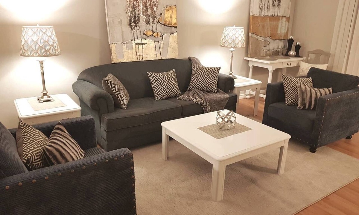 Sarnia House | Sarnia's Central Six - BIG 6 BR/2 BA w/patio & BBQ
