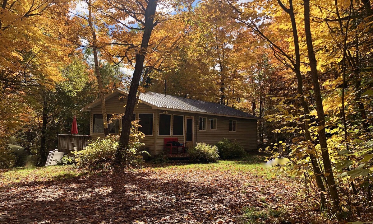 Armour House | Secluded 10 Acre Cottage with Canoes, Kayaks and Fun!