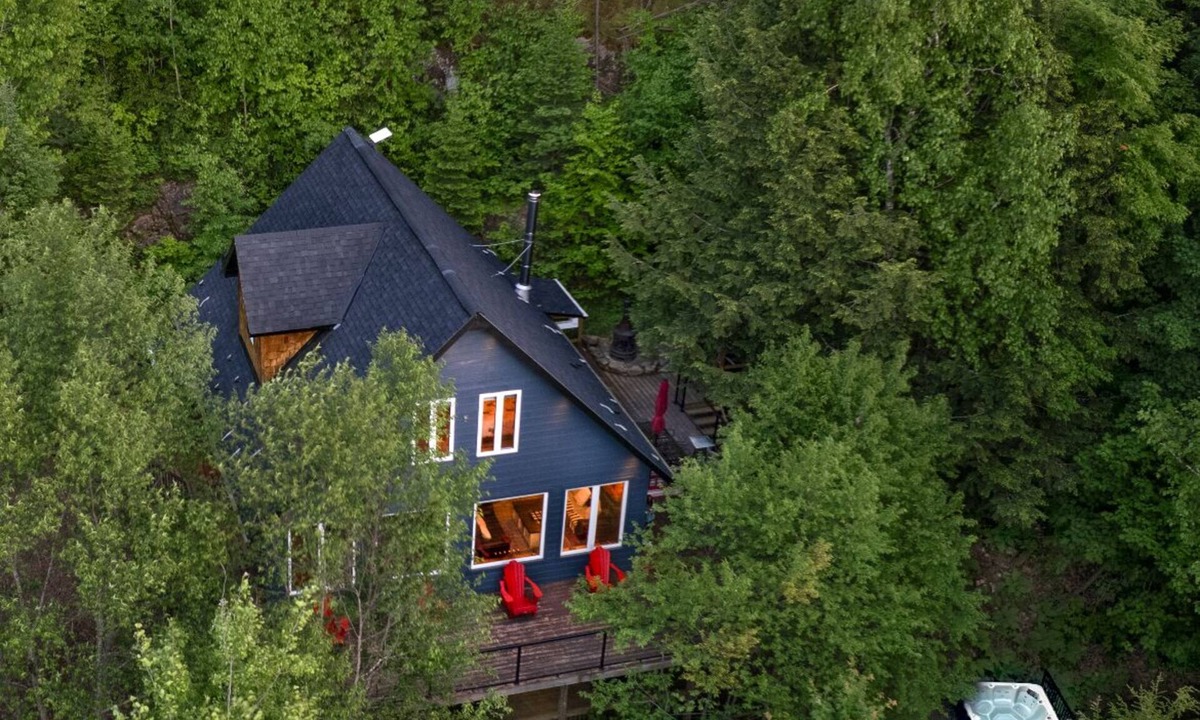 Algonquin Highlands Cottage | Secluded Lakeside Retreat with Scenic Views (Hot Tub & Sauna)