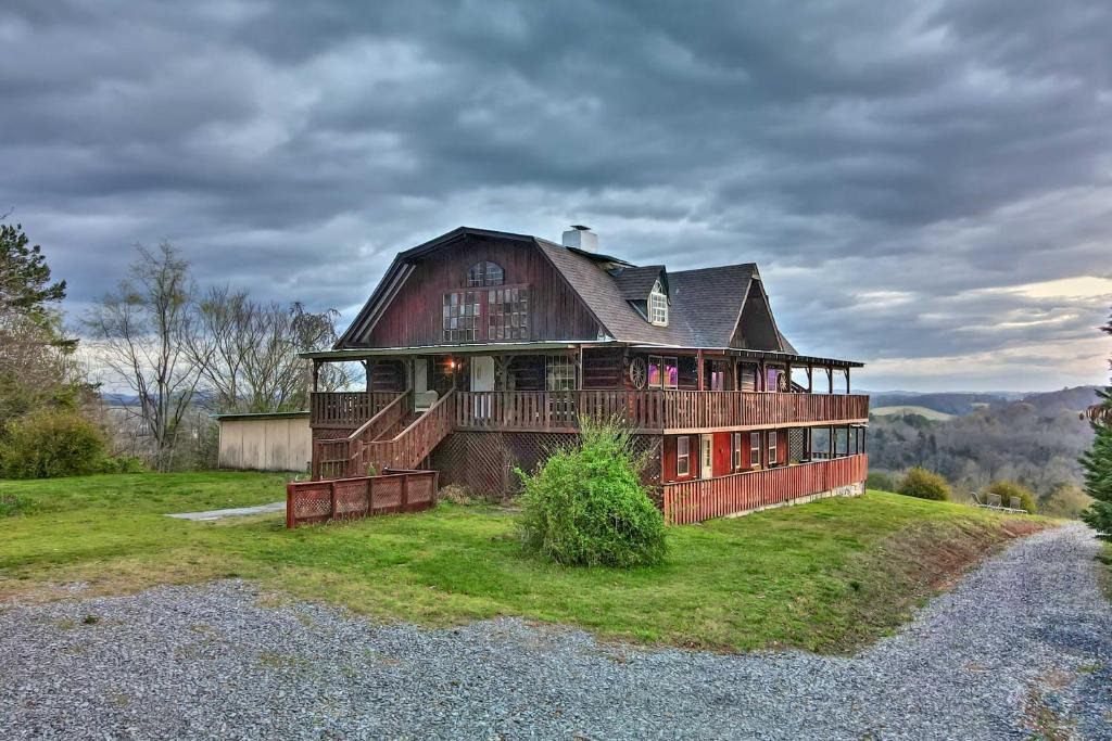 Sevierville House | Sevierville Countryside Getaway with 2 Decks!