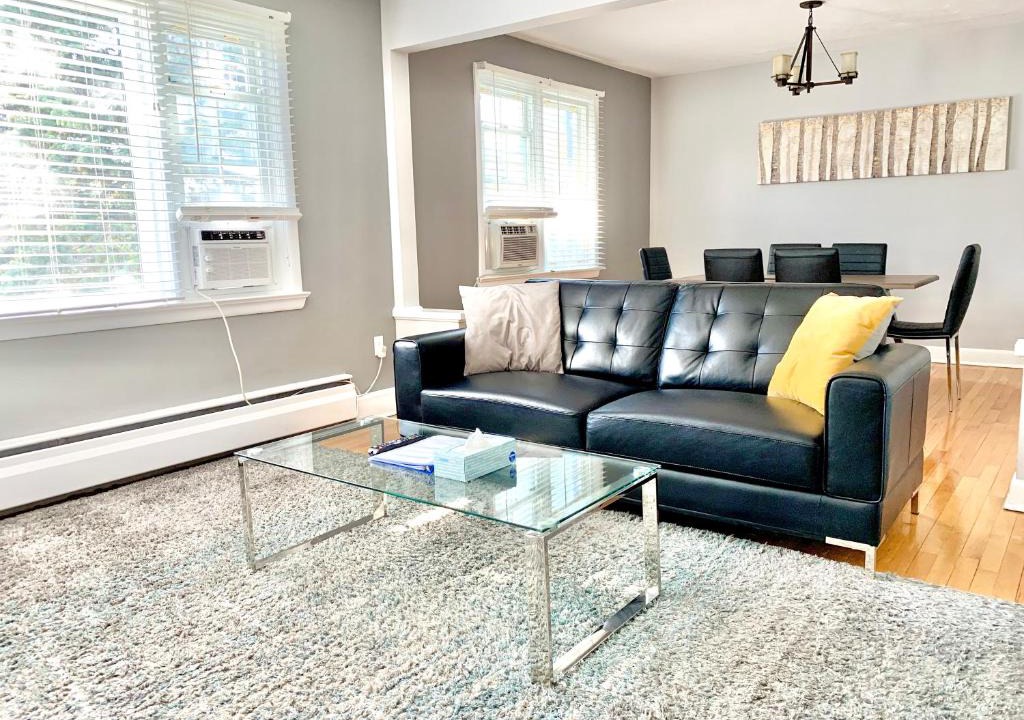 Ottawa Division Apartment | Simply Stays