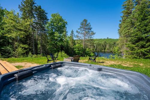 Saint-Alphonse-Rodriguez Ski Chalet | Spa pool Private Lake - Chalet Hello