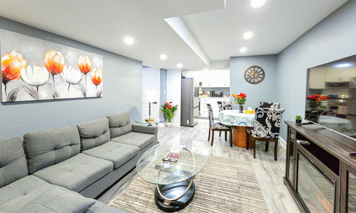 Halton Regional Municipality Apartment | Spacious 2Bd family suite with full kitchen. Centrally located.