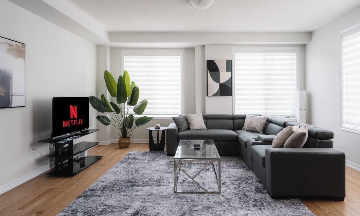 Brampton House | Spacious 3-bedroom 5 bed townhome in Quiet Brampton Location All Amenities Inc.