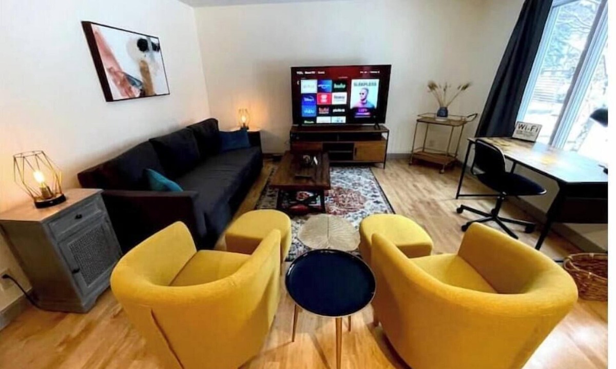 Seward House | Spacious 4BR/2.5BA+Loft w Cable By Lux Life